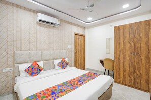 Egyptian cotton sheets, premium bedding, in-room safe, free WiFi