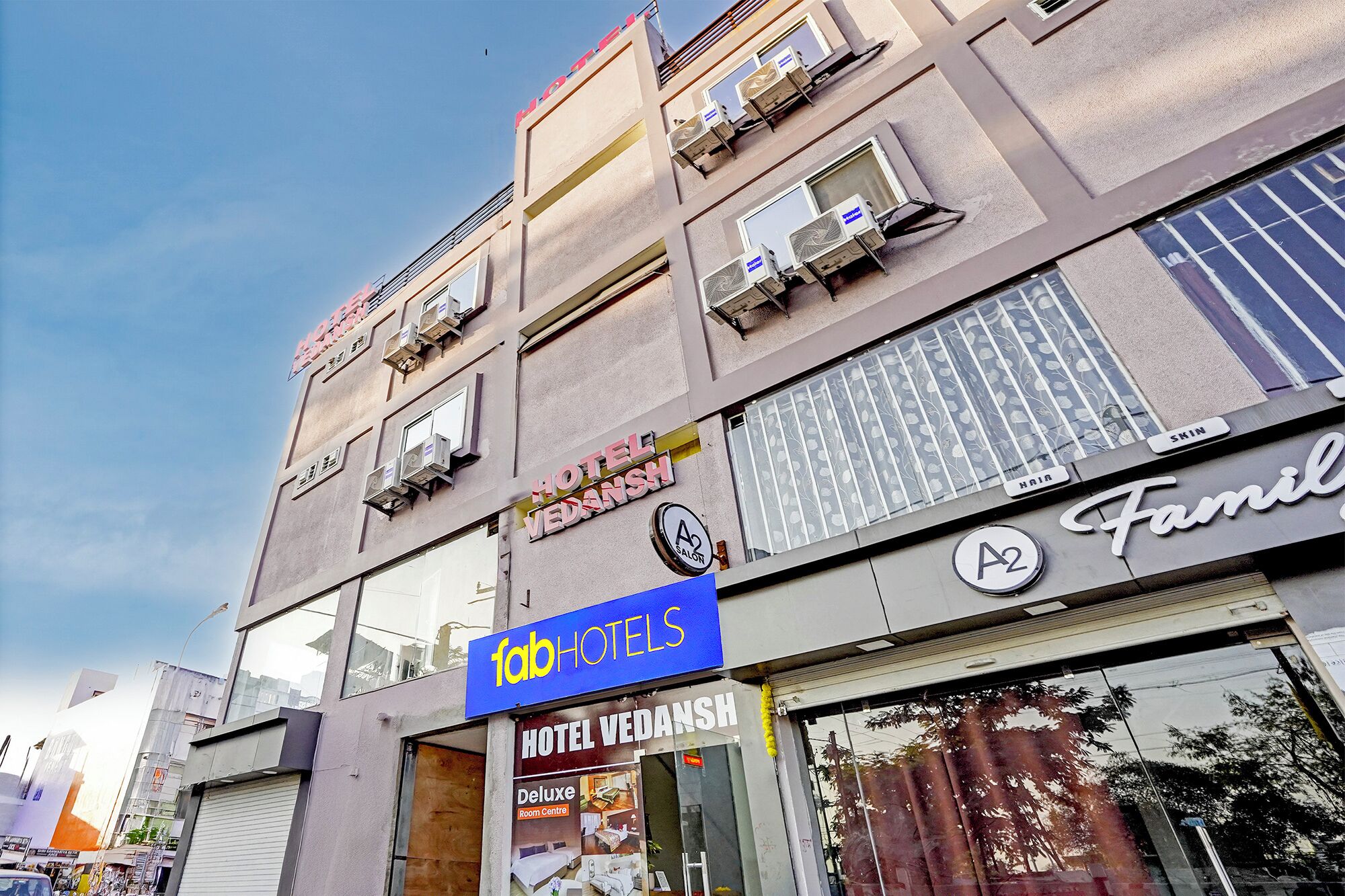 Vista frontal de la propiedad