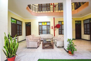 Lobby sitting area - Fabhotel Surya Palace 1 (Chandigarh)