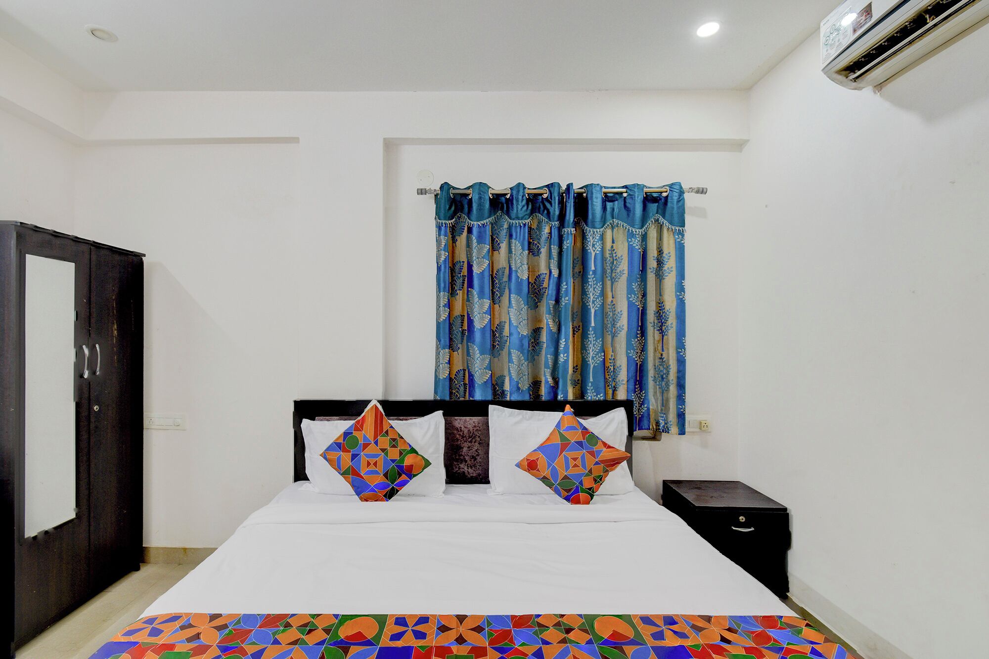 Egyptian cotton sheets, premium bedding, in-room safe, free WiFi