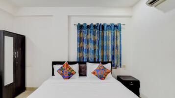 Egyptian cotton sheets, premium bedding, in-room safe, free WiFi