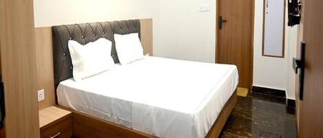 Deluxe Room | Egyptian cotton sheets, premium bedding, in-room safe, free WiFi