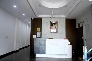Shower, rainfall showerhead, free toiletries, towels - Fabhotel Bankey Bihari Bhawan (Vrindavan)
