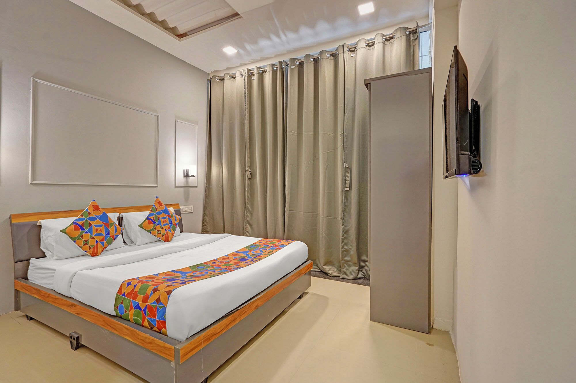 Egyptian cotton sheets, premium bedding, in-room safe, free WiFi