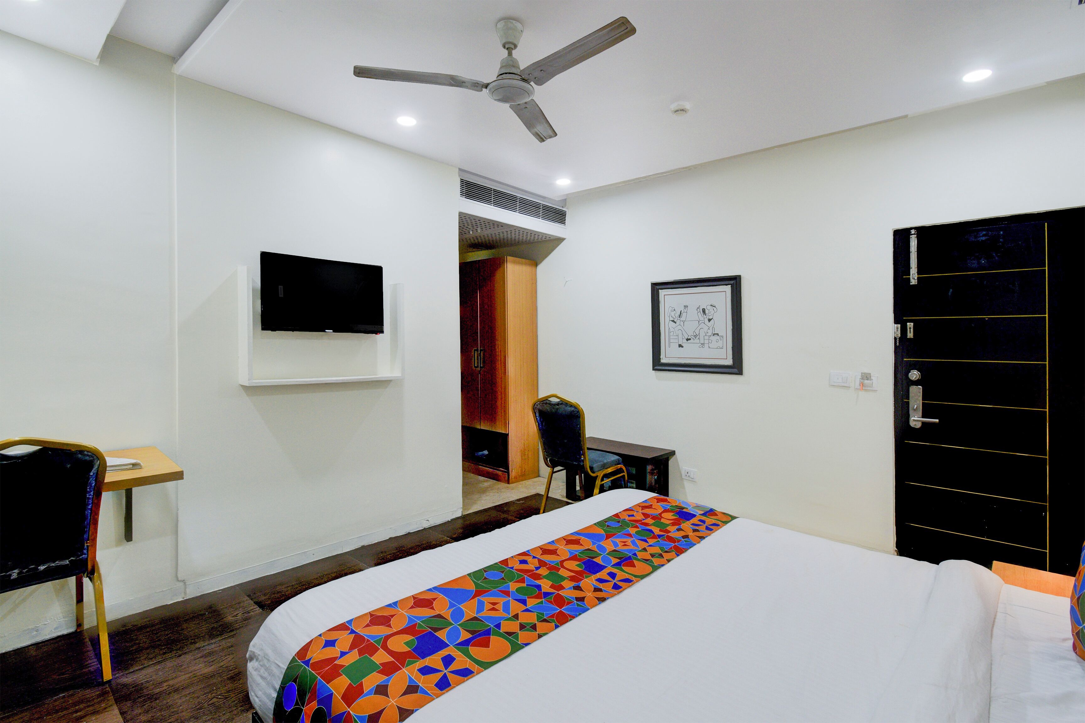 Egyptian cotton sheets, premium bedding, in-room safe, free WiFi