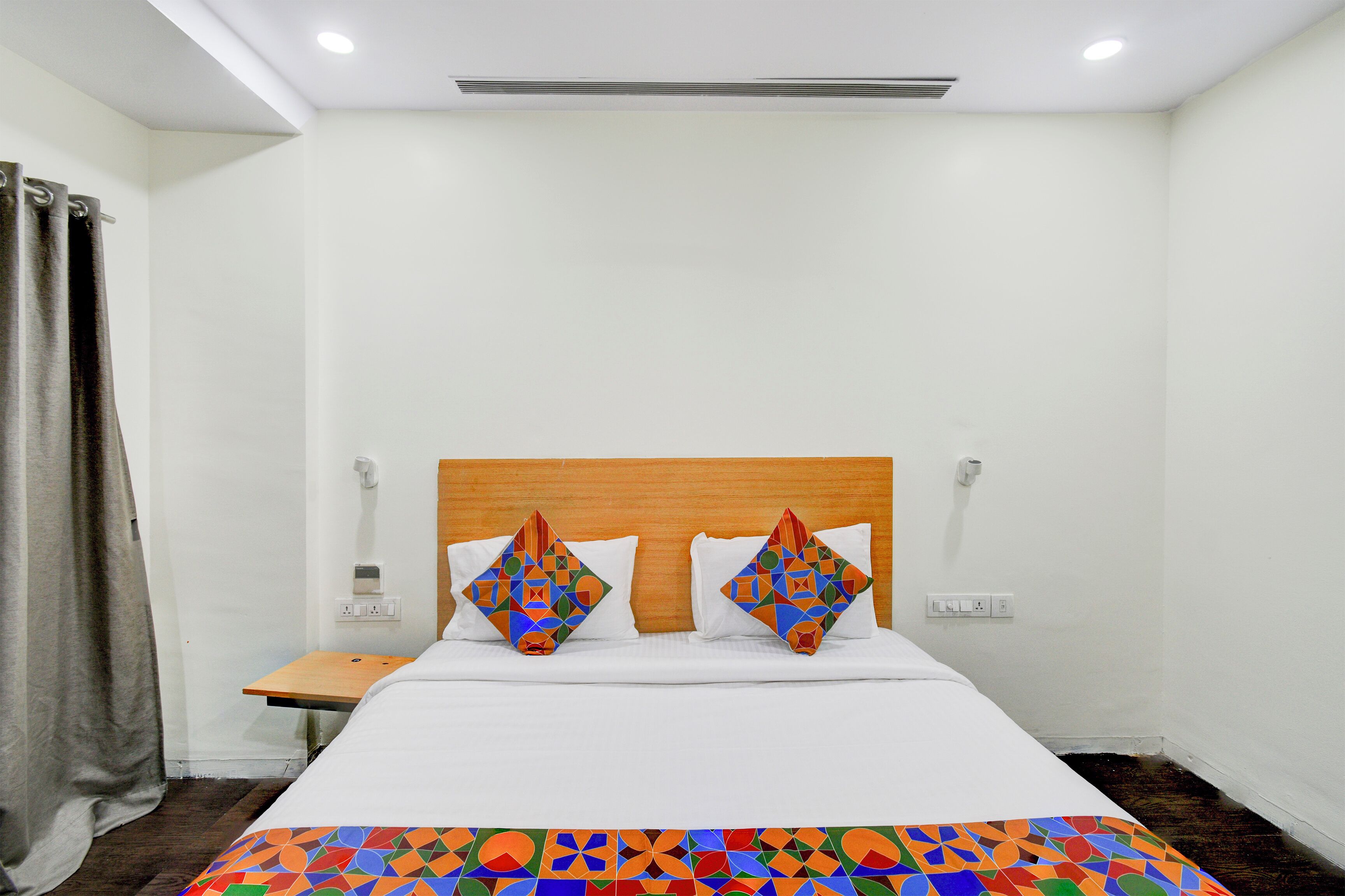 Egyptian cotton sheets, premium bedding, in-room safe, free WiFi