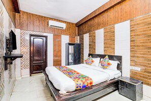 Egyptian cotton sheets, premium bedding, in-room safe, free WiFi - Fabhotel Csrx (Ghaziabad)