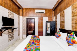 Egyptian cotton sheets, premium bedding, in-room safe, free WiFi - Fabhotel Csrx (Ghaziabad)