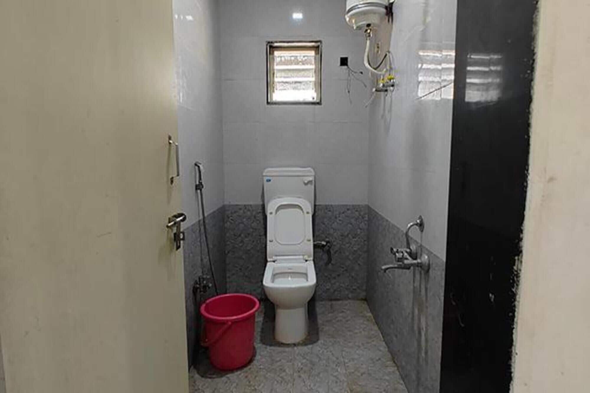 Douche, douche à « effet pluie », articles de toilette gratuits