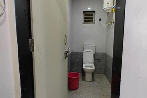 Shower, rainfall showerhead, free toiletries, towels - Fabhotel The Royal Inn (Pune)