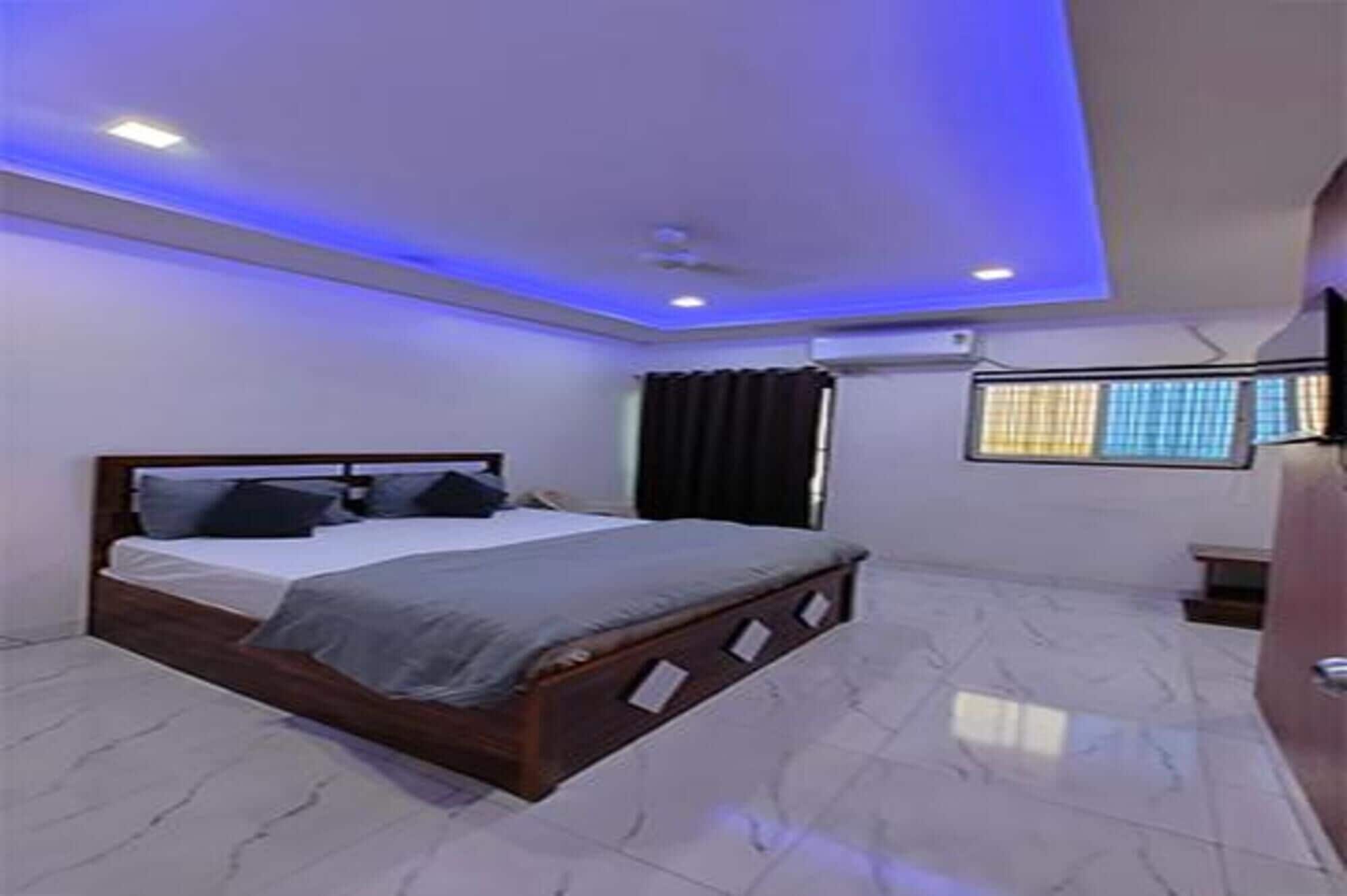 Egyptian cotton sheets, premium bedding, in-room safe, free WiFi