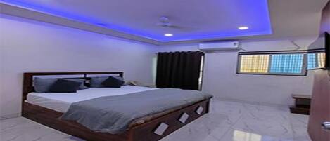 Egyptian cotton sheets, premium bedding, in-room safe, free WiFi