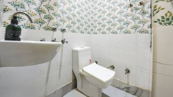 Shower, rainfall showerhead, free toiletries, towels