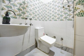 Dusche, Regendusche, kostenlose Toilettenartikel, Handtücher