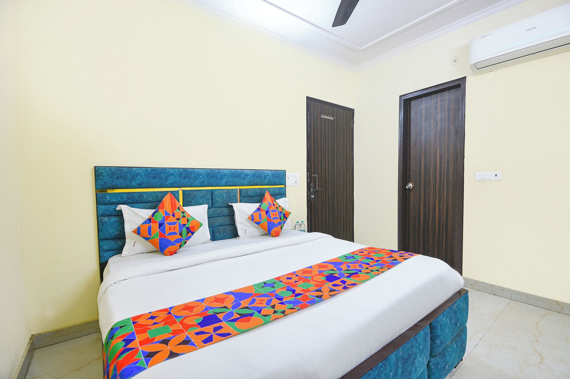 Kamar Deluks | Seprai katun Mesir, seprai premium, brankas, dan Wi-Fi gratis