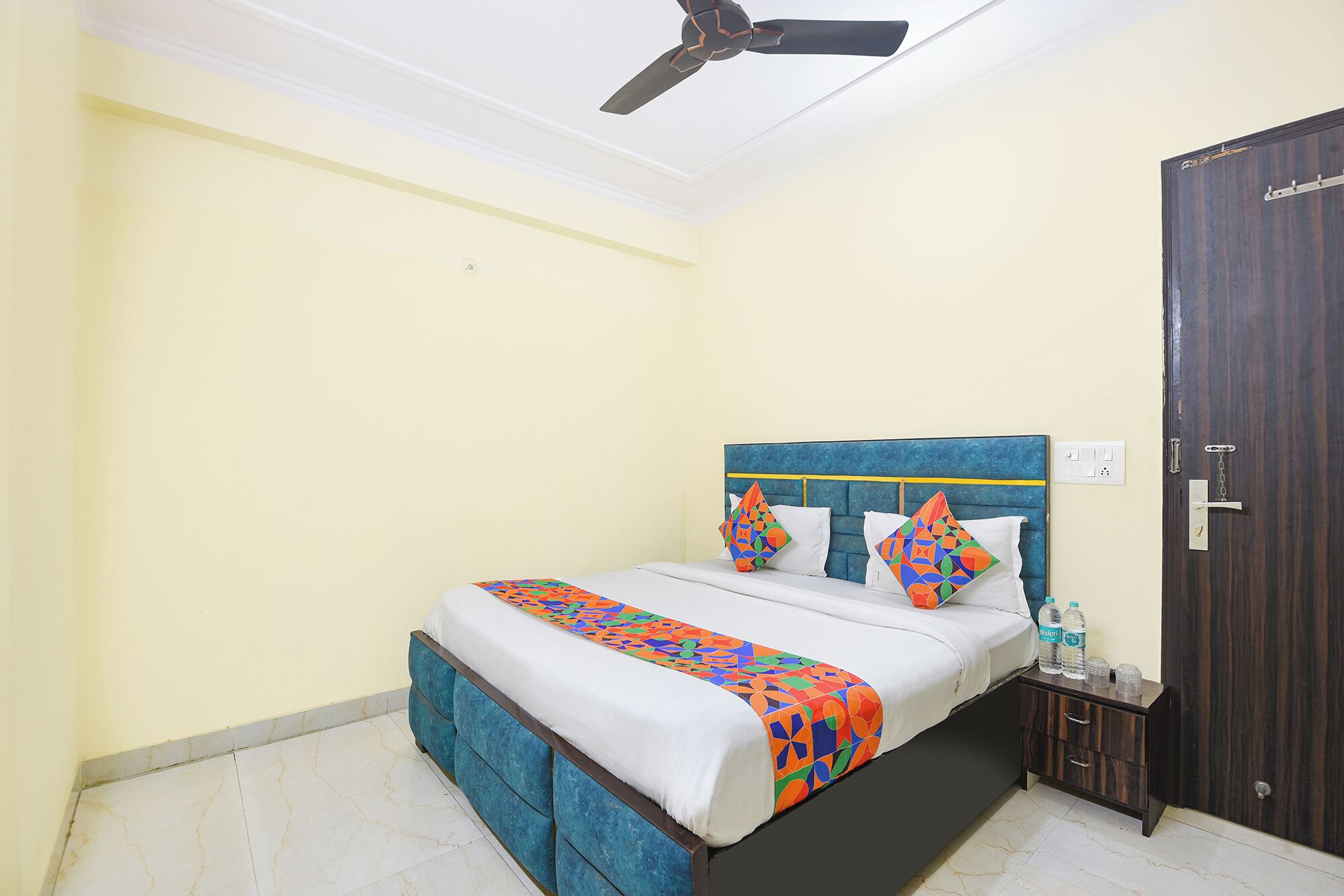 ملاءات من القطن المصري وأغطية فراش متميزة وخزنة داخل الغرفة