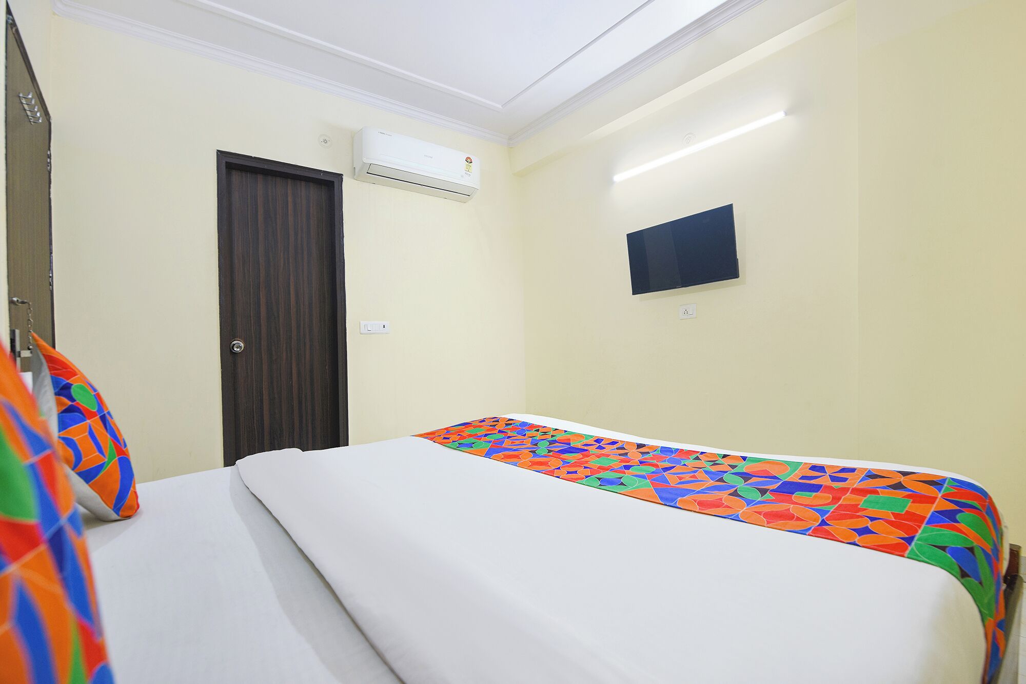 Egyptian cotton sheets, premium bedding, in-room safe, free WiFi