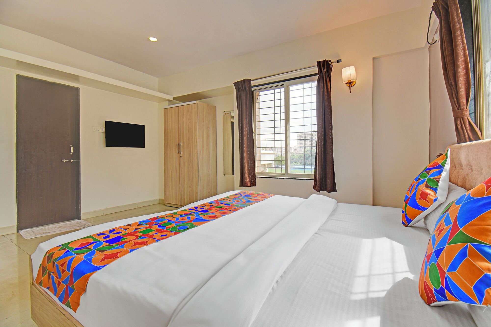 Egyptian cotton sheets, premium bedding, in-room safe, free WiFi