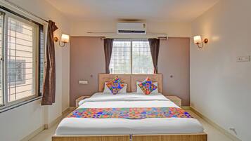 Egyptian cotton sheets, premium bedding, in-room safe, free WiFi