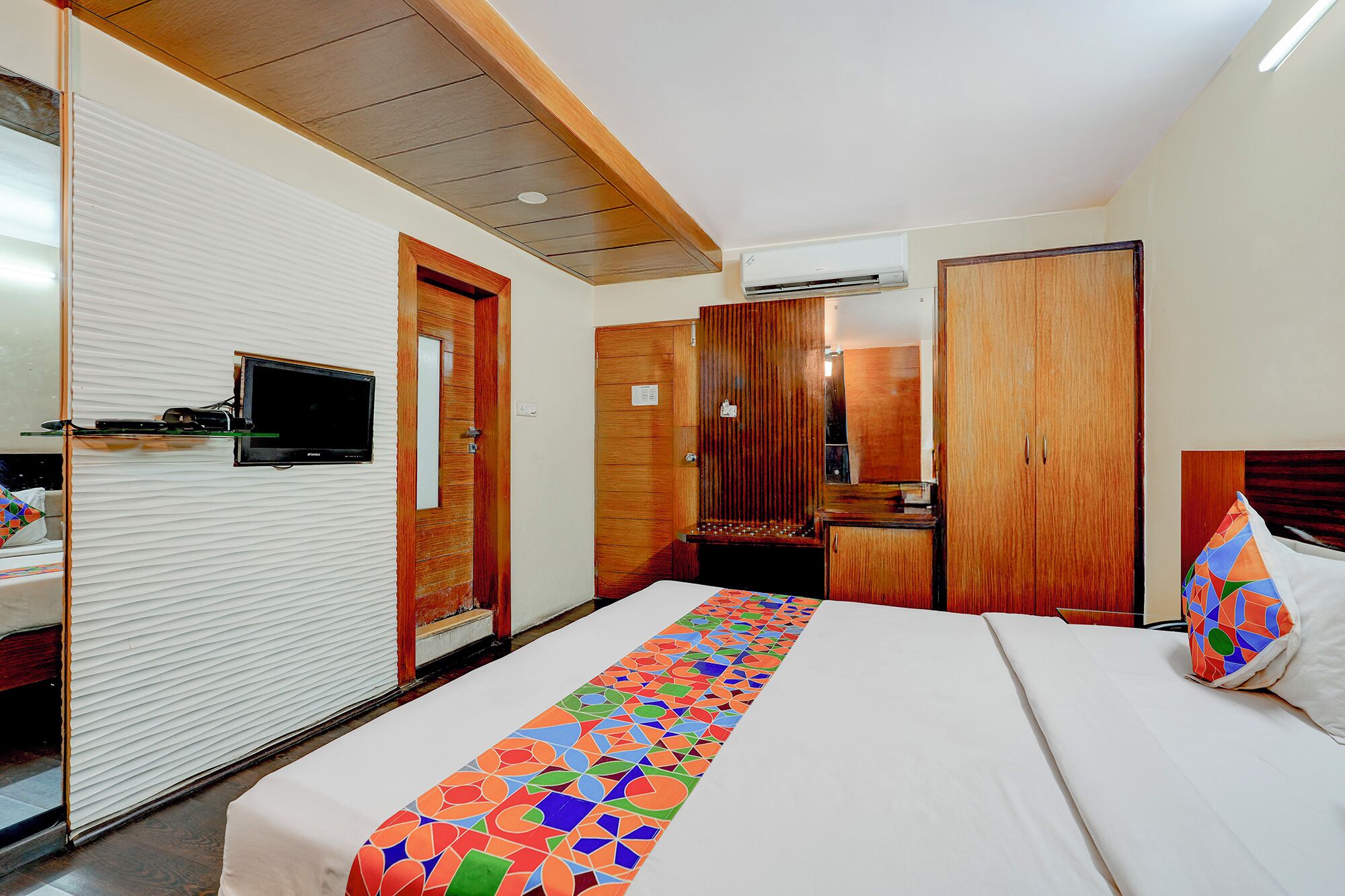 Egyptian cotton sheets, premium bedding, in-room safe, free WiFi