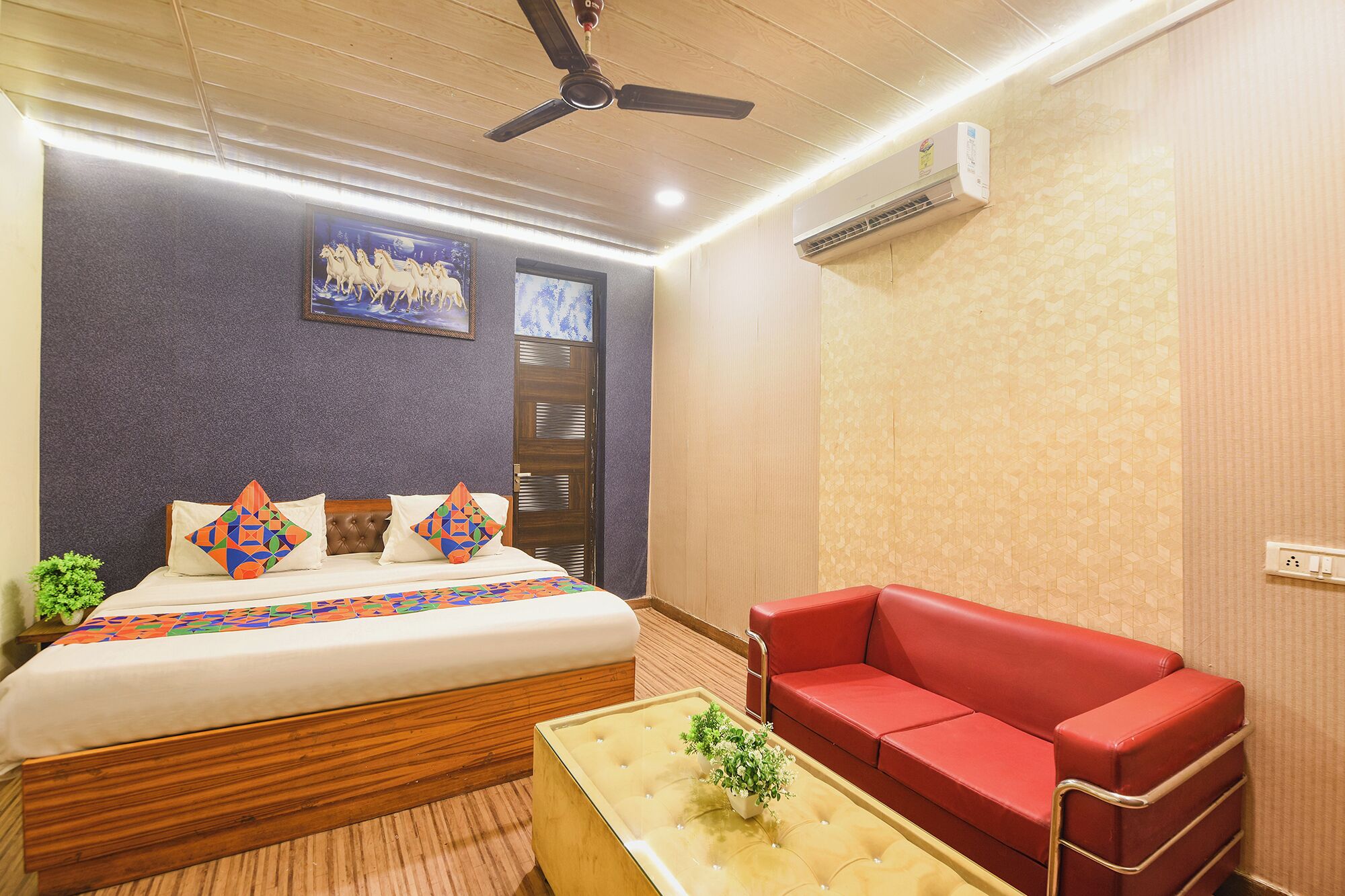 Egyptian cotton sheets, premium bedding, in-room safe, free WiFi