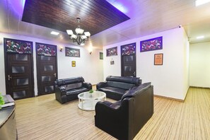 Lobby sitting area - Fabhotel Z Heart (New Delhi)