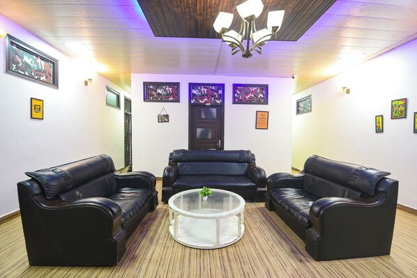 Lobby sitting area - Fabhotel Z Heart (New Delhi)