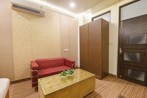Egyptian cotton sheets, premium bedding, in-room safe, free WiFi - Fabhotel Z Heart (New Delhi)