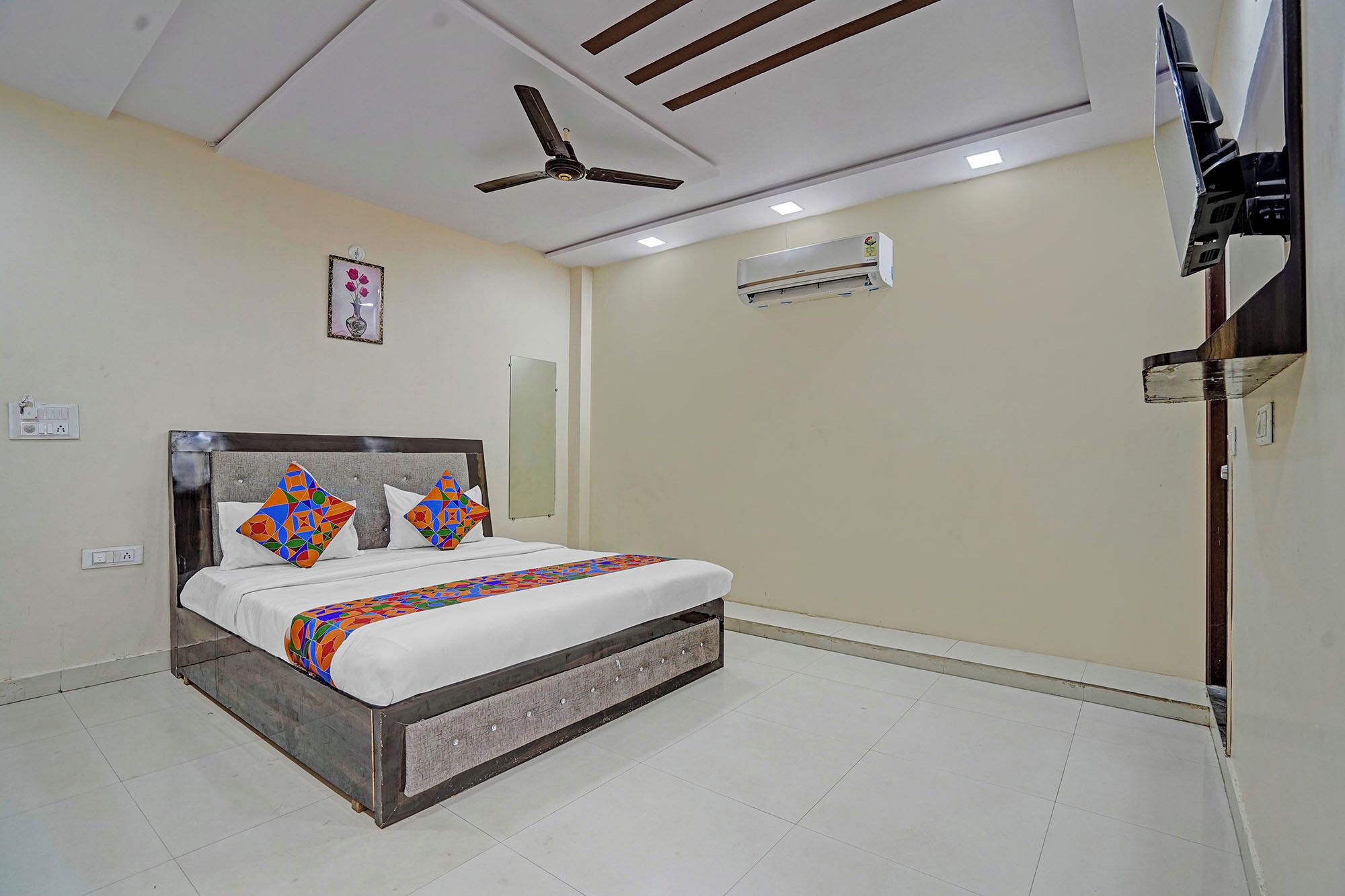 Egyptian cotton sheets, premium bedding, in-room safe, free WiFi