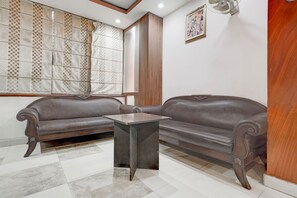 Lobby sitting area - Fabhotel Citi Residenci (Varanasi)