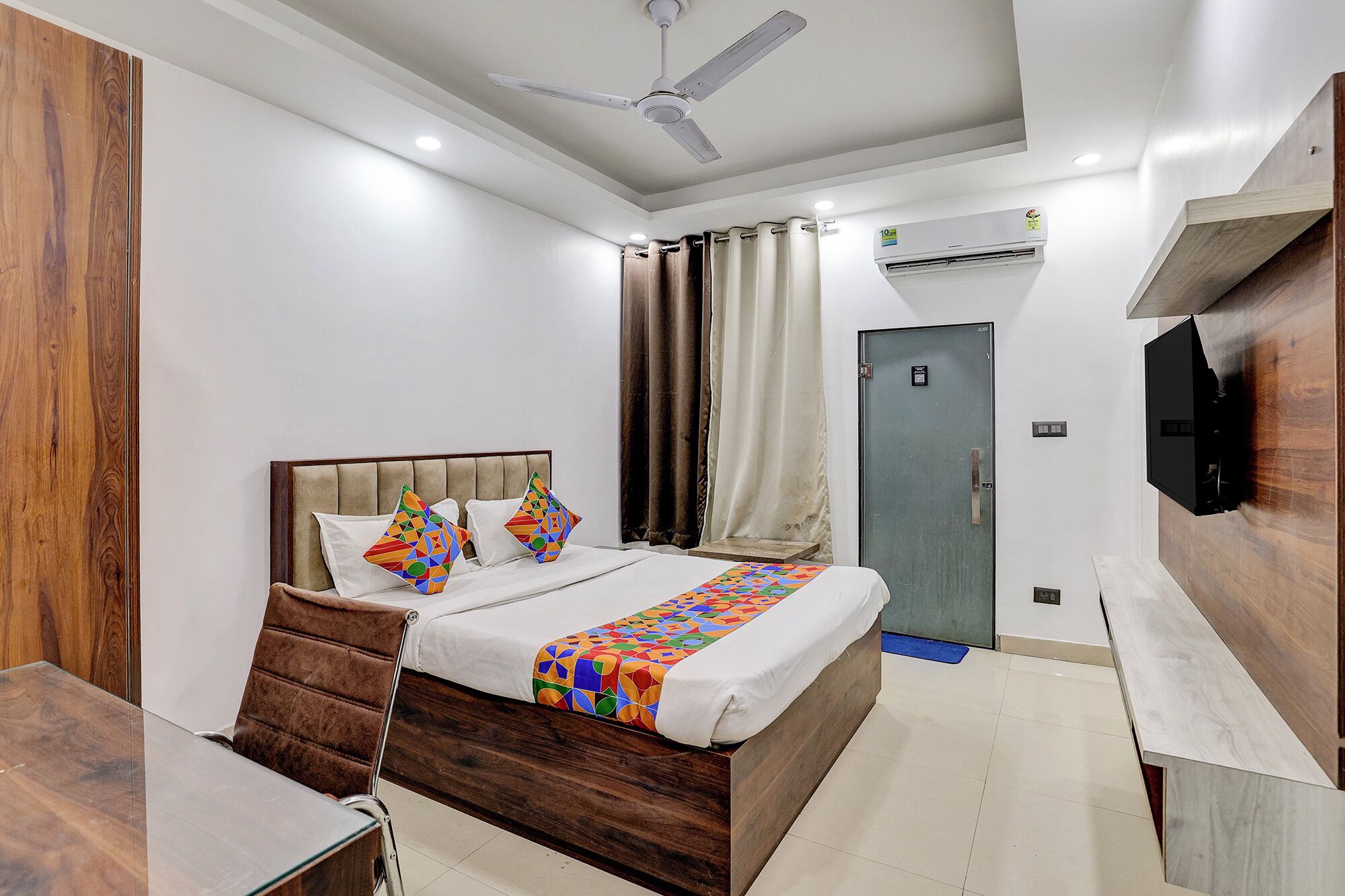 Egyptian cotton sheets, premium bedding, in-room safe, free WiFi