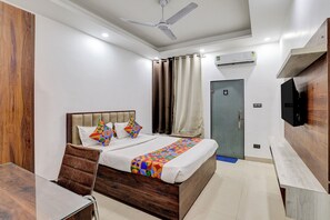 Egyptian cotton sheets, premium bedding, in-room safe, free WiFi - Fabhotel Groom Room (Noida)