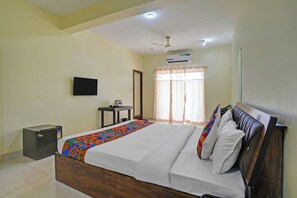 Egyptian cotton sheets, premium bedding, in-room safe, free WiFi - Fabhotel Jas Holidays (Morjim)