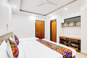 Egyptian cotton sheets, premium bedding, in-room safe, free WiFi - Fabhotel Expo Centre Inn (Greater Noida)