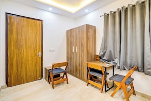 Egyptian cotton sheets, premium bedding, in-room safe, free WiFi - Fabhotel Expo Centre Inn (Greater Noida)