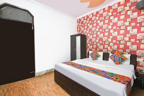 Egyptian cotton sheets, premium bedding, in-room safe, free WiFi - Fabhotel Decent (New Delhi)