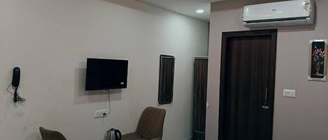 Egyptian cotton sheets, premium bedding, in-room safe, free WiFi