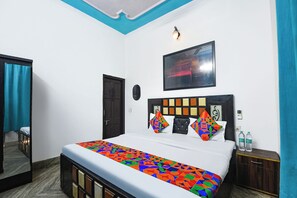 Egyptian cotton sheets, premium bedding, in-room safe, free WiFi - Fabhotel Decent (New Delhi)
