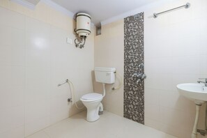 Douche, douche à « effet pluie », articles de toilette gratuits