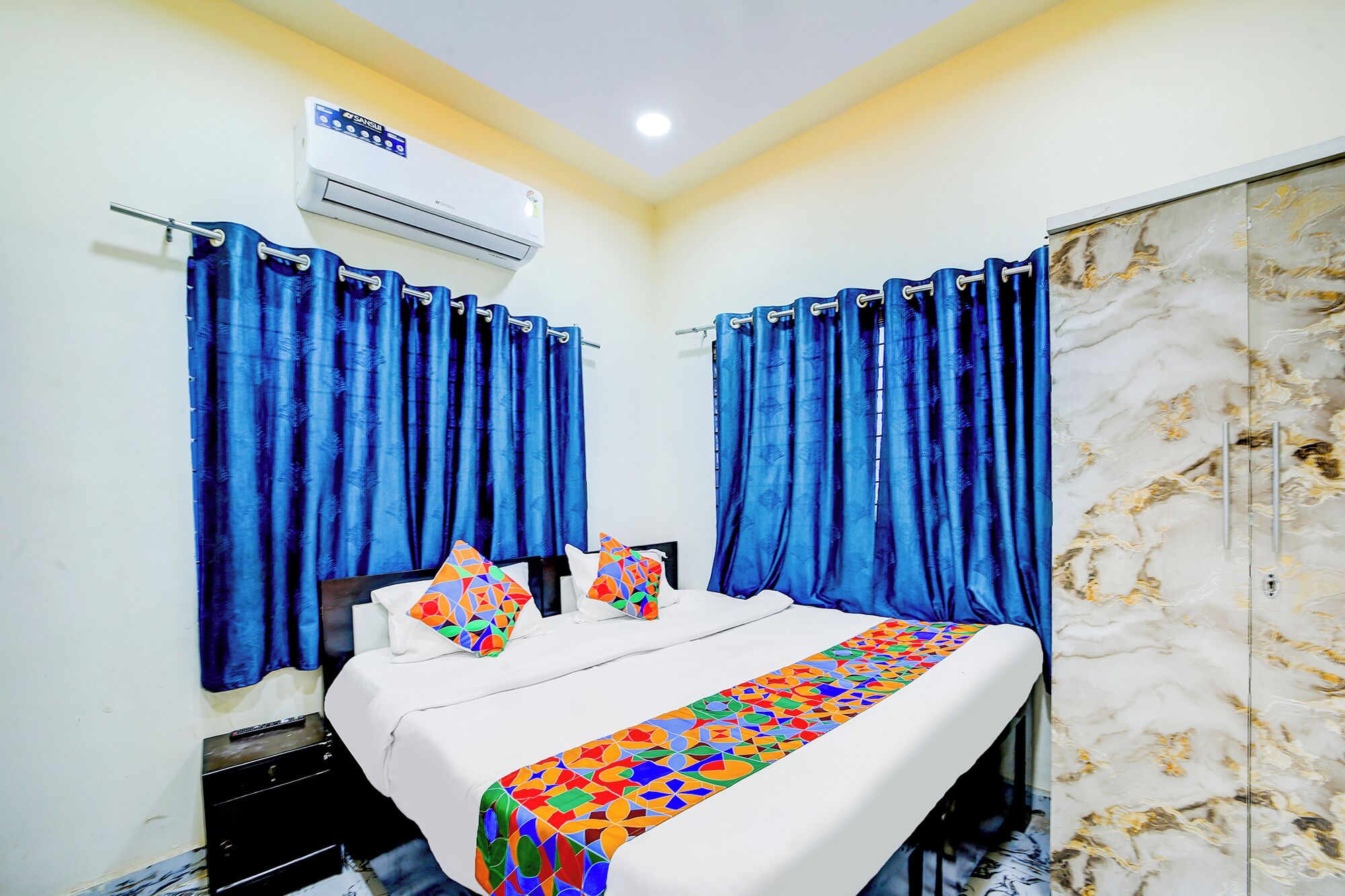 ملاءات من القطن المصري وأغطية فراش متميزة وخزنة داخل الغرفة