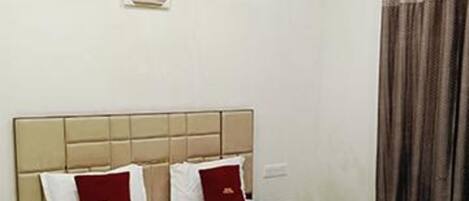 Egyptian cotton sheets, premium bedding, in-room safe, free WiFi