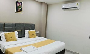 Egyptian cotton sheets, premium bedding, in-room safe, free WiFi - Fabhotel Radha Madhav (Pune)