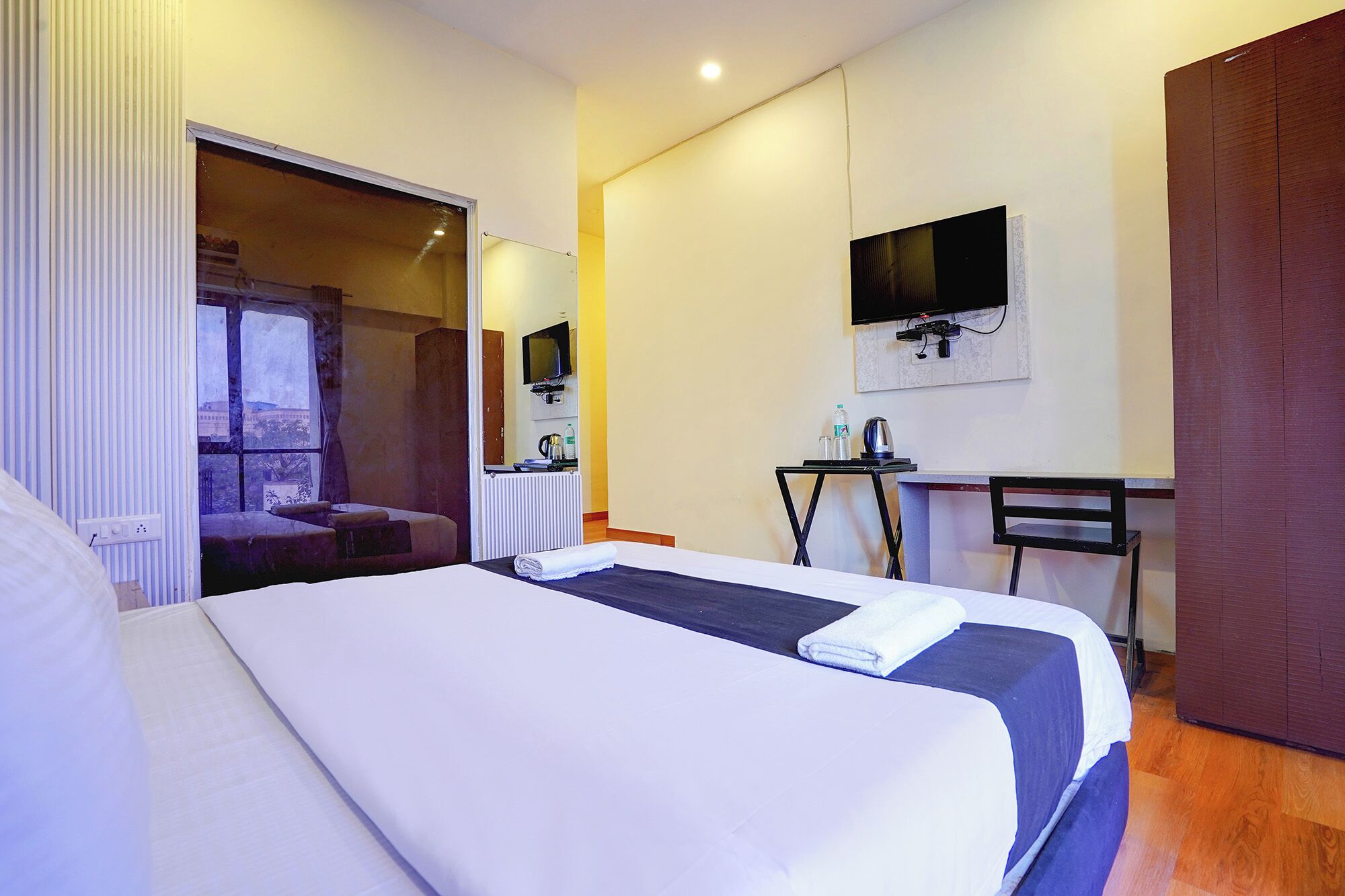 Egyptian cotton sheets, premium bedding, in-room safe, free WiFi