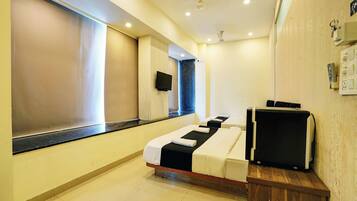 Egyptian cotton sheets, premium bedding, in-room safe, free WiFi