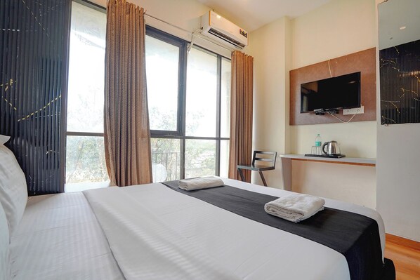 Egyptian cotton sheets, premium bedding, in-room safe, free WiFi - Fabhotel Freedom Star (Mumbai)