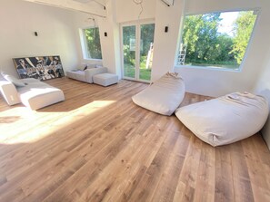 5 عدّة غرف نوم ومكواة/لوح كي وسرير سفر وواي فاي مجانًا