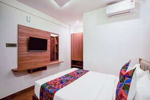 Egyptian cotton sheets, premium bedding, in-room safe, free WiFi - Fabhotel Sk Oak Suites (Bengaluru)