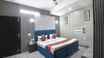 Egyptian cotton sheets, premium bedding, in-room safe, WiFi (free)