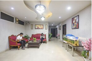Lobby sitting area - Fabhotel Happy Residency (New Delhi)