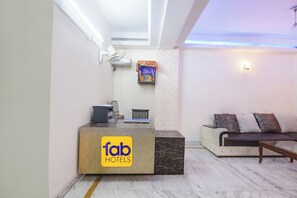 Reception - Fabhotel South Paradise (New Delhi)